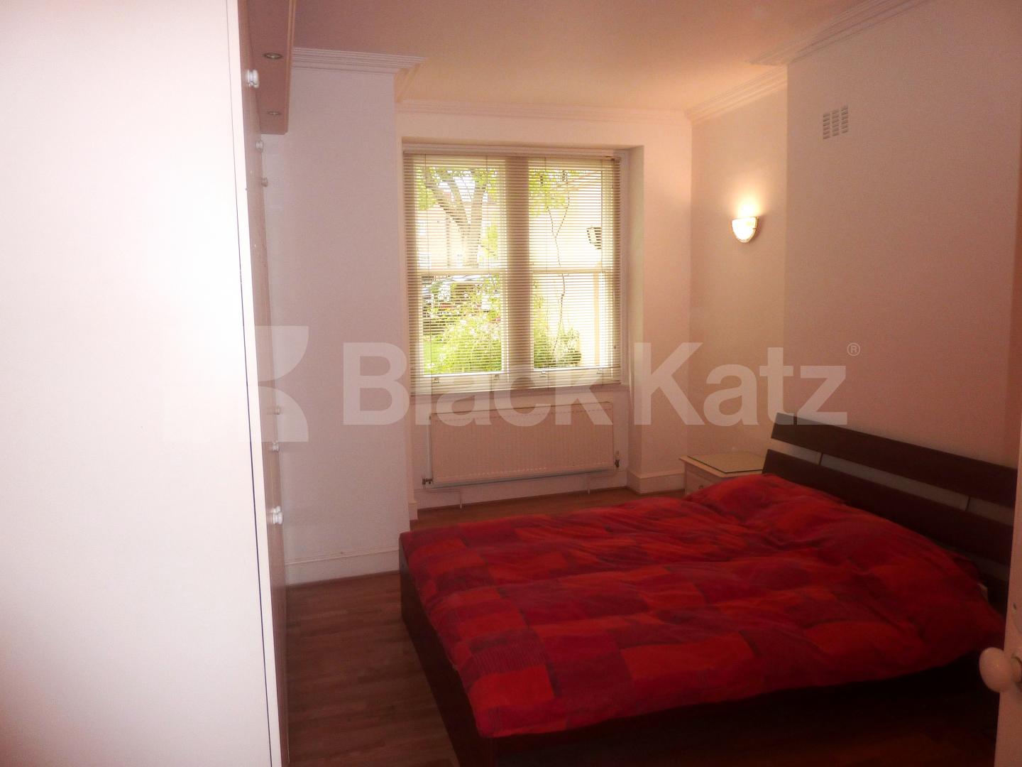 			OVERLOOKING CANAL!, 1 Bedroom, 1 bath, 1 reception Apartment			 Maida Avenue, LITTLE VENICE